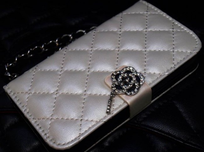 iPhone 4 Novoskins Amante Crystal Quilted Clutch Diary Case White