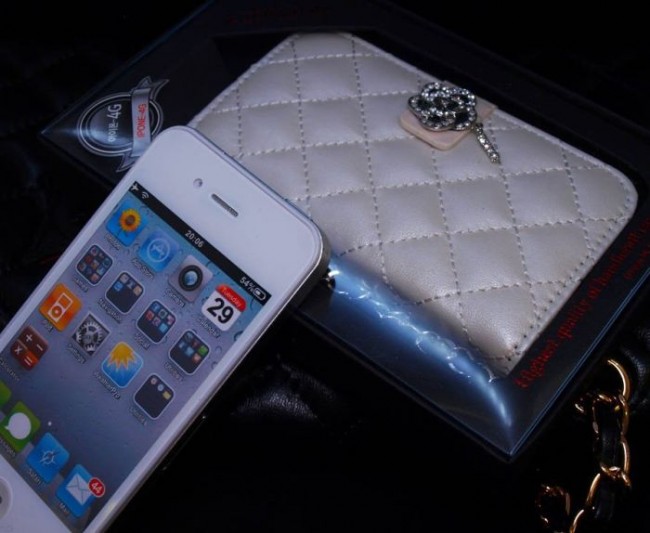 iPhone 4 Novoskins Amante Crystal Quilted Clutch Diary Case White