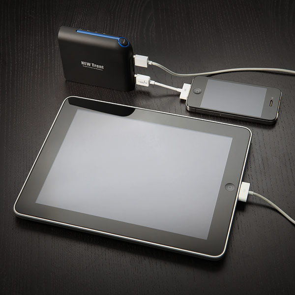 igeek_large_capacity_portable_charger_inuse iGeek Large Capacity Portable Charger