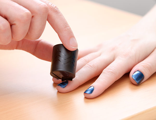 eeb5_magnetic_force_nail_polish_inuse